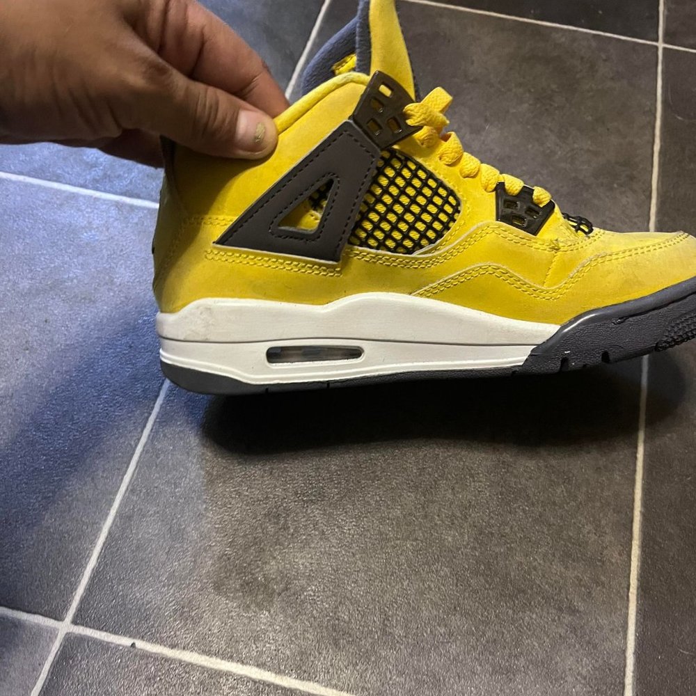 Jordan 4 Yellow